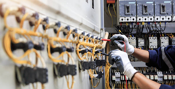 Professional Electrician technician working in Lipscomb, AL